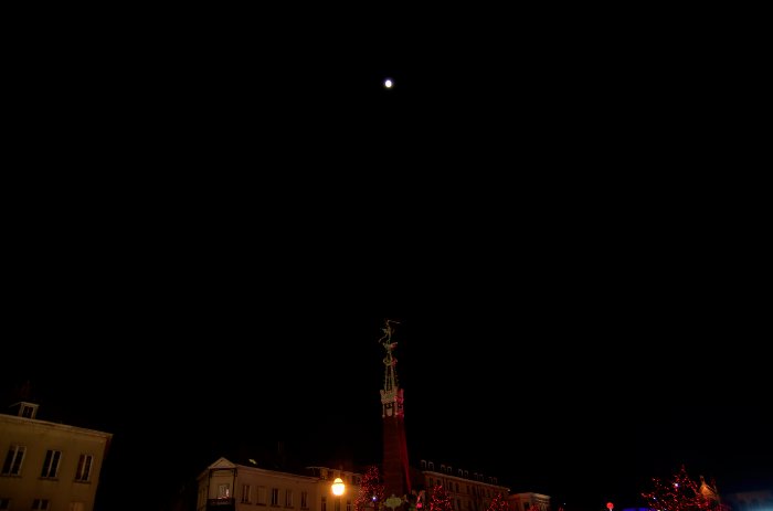 — Archange Michel et lune vus depuis le Marché de Noël — Place Ste Catherine — Bruxelles —