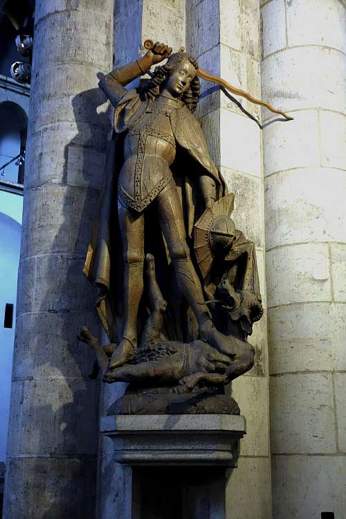 — Figure de "St Michel" prise dans une église — Cologne —