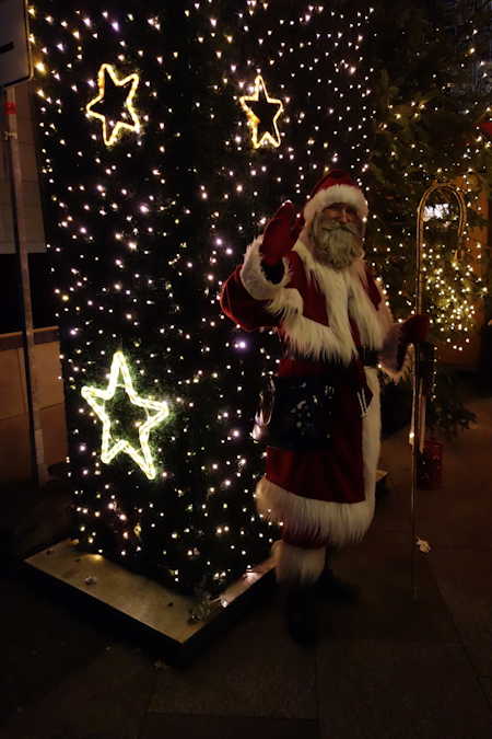 — Père Noël en entrée du marché de Noël — Parvis de la cathédrale — Cologne —