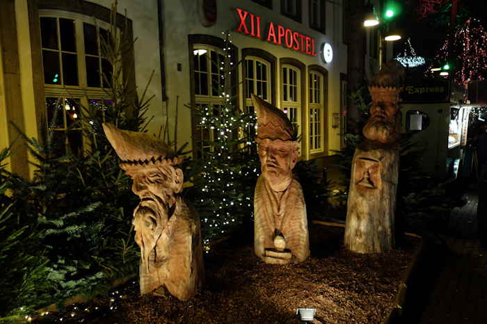 — Mages troncs sculptés en bordure d'un des marchés de Noël — Cologne —