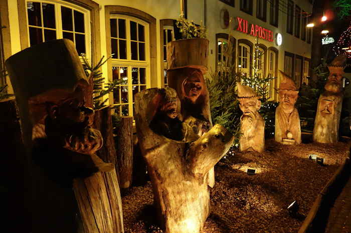— Sainte Famille et Mages troncs sculptés en bordure d'un des marchés de Noël — Cologne —