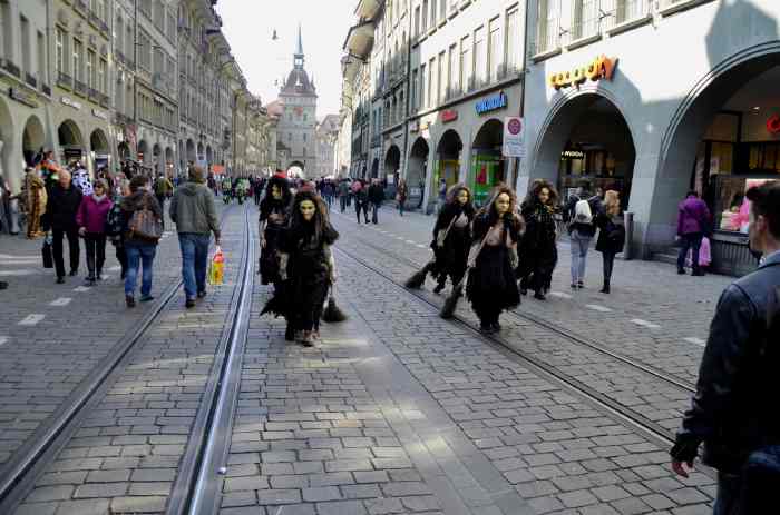 — Sorcières dans la rue en période de Carnaval — Bern/Berne —