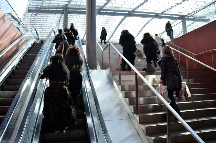 — Sorcières dans un escalator — Bern/Berne —