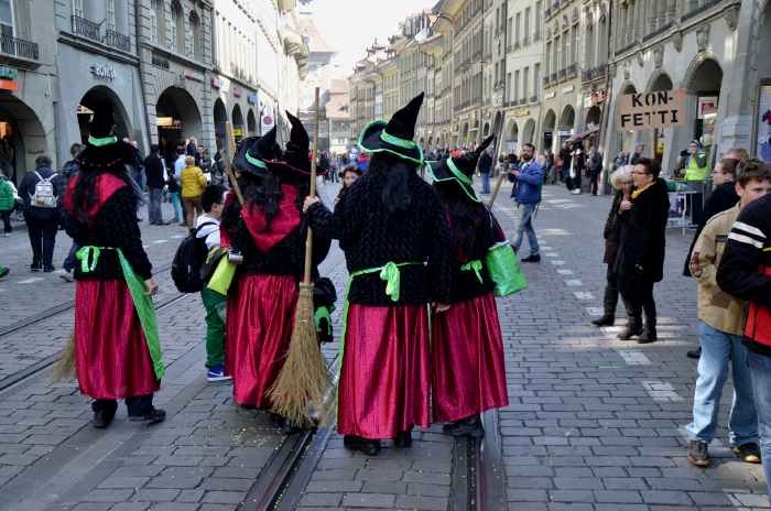 — Sorcières dans la rue en période de Carnaval — Bern/Berne —