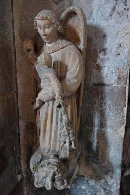 — Statue de St Michel - Collégiale St Cerneuf - Billom (Puy-de-Dôme) —