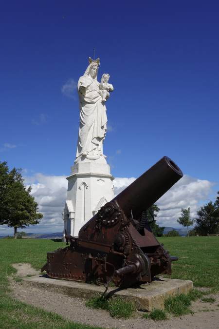 — Statue d'une Vierge à L'enfant et canon à Monton (Puy de Dôme) —