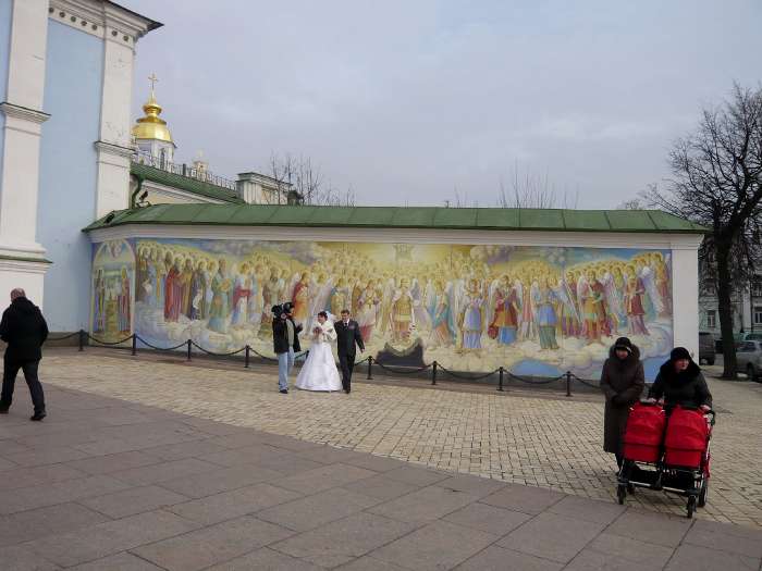 — Photo d'un mariage devant la cathédrale St-Michel — Kiev (Ukraine) —