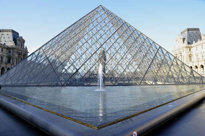 — Pyramide du Louvre — Paris —