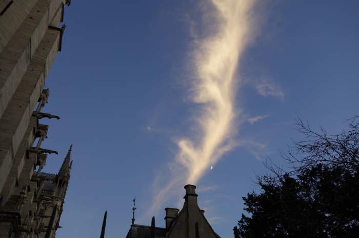 — Coulée nuageuse dans le ciel vue depuis la Cathédrale Notre Dame - Paris —