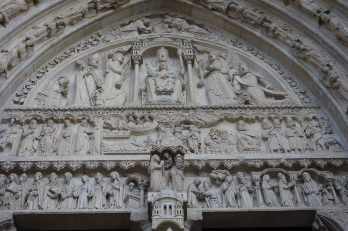 — Vierge à l'enfant Jésus - Détail d'un haut de porche - Cathédrale Notre Dame - Paris —
