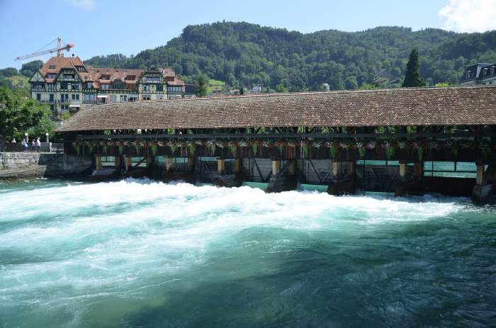 — Pont de bois sur l'Aar traversant la ville - Thun —
