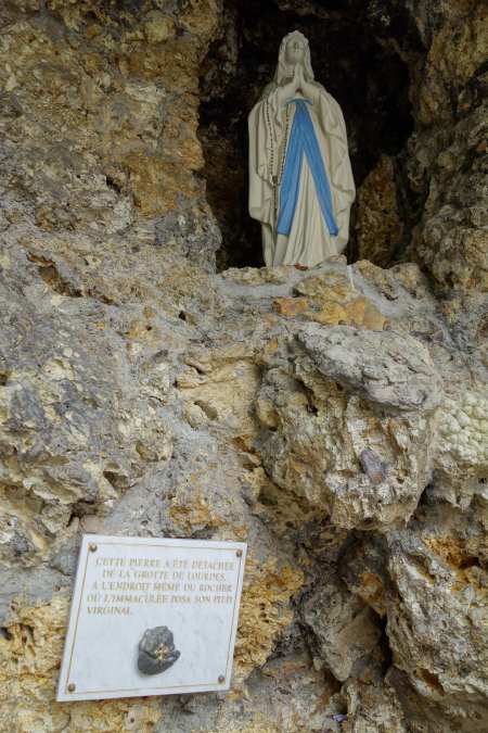 — Plaque de marbre scellée dans la roche de la grotte artificielle — Nevers —