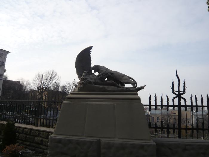 Sculpture de Emilio Sala devant la Maison aux chimères ou Maison Gorodetsky (construite par l'architecte Vladislav Gorodetsky)