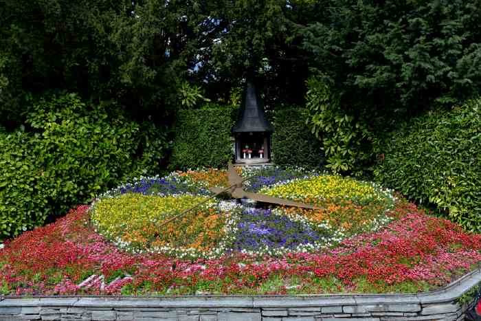 — Horloge florale du Casino d'Interlaken — Canton de Bern/Berne —