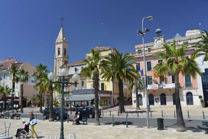 — Eglise et Hôtel-de-Ville vus depuis les quais du port — Sanary/sur/mer —