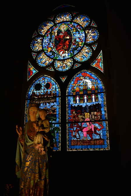 — Statue d'une Vierge à l'enfant — Femme assise et ange mesurant la Jérusalem céleste —   — Vitrail de l'Apocalypse —  — Cathédrale Notre Dame de l'Assomption — Clermont-Ferrand —