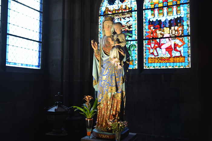 — Statue d'une Vierge à l'enfant au pied du Vitrail de l'Apocalypse —   — Cathédrale Notre Dame de l'Assomption — Clermont-Ferrand —