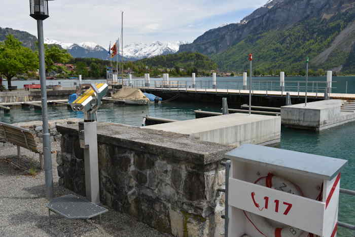 — Débarcadère en bord de lac — Brienz —