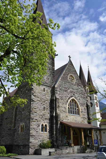 Eglises Catholique Romaine et Protestante (en arrière-plan) — Interlaken