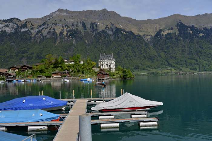 Le Seeburg vu depuis la rive du lac de Brienz — Iseltwald