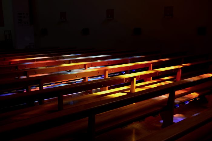 — Lumière sur des Bibles déposées sur des bancs d'église — Interlaken - Canton de Bern/Berne —