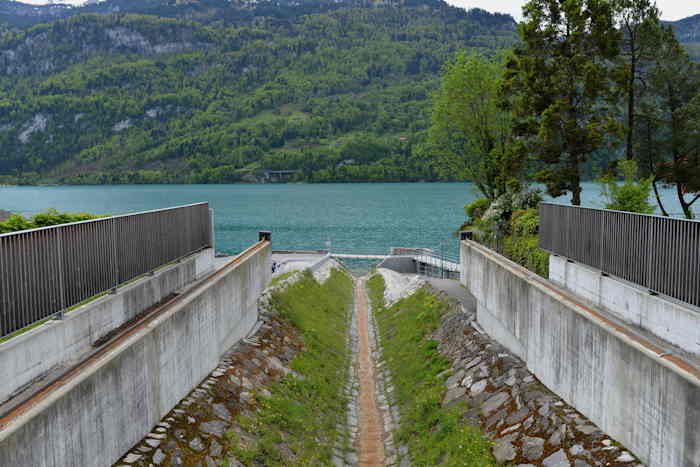 — Cours d'eau canalisé vers le lac de Brienz — Brienz —