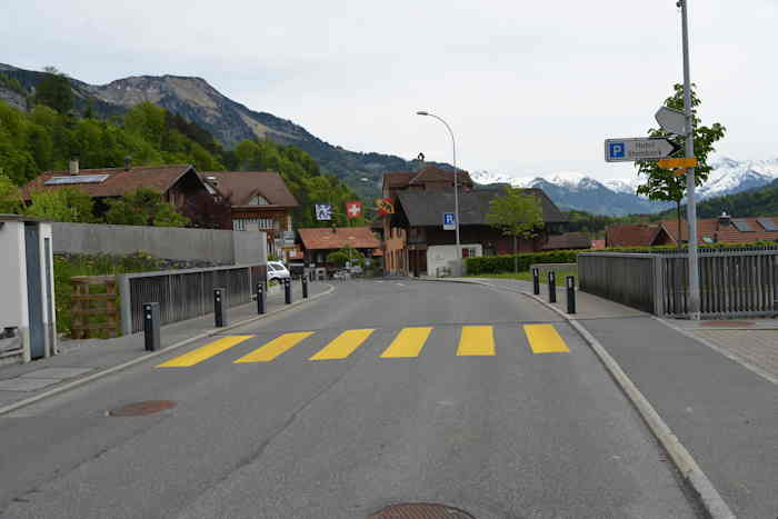 — Pont au-dessus du cours d'eau canalisé vers le lac de Brienz — Brienz —