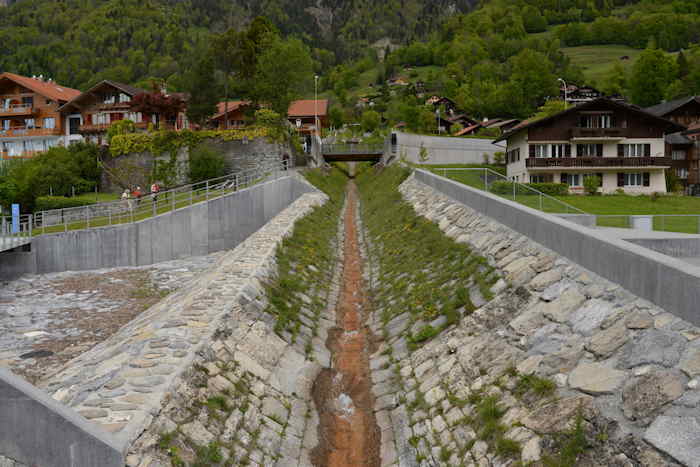 — Cours d'eau canalisé — Brienz —