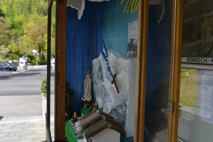 Vitrine illustrant les apparitions de Fatima en sortie de l'église Catholique Romaine