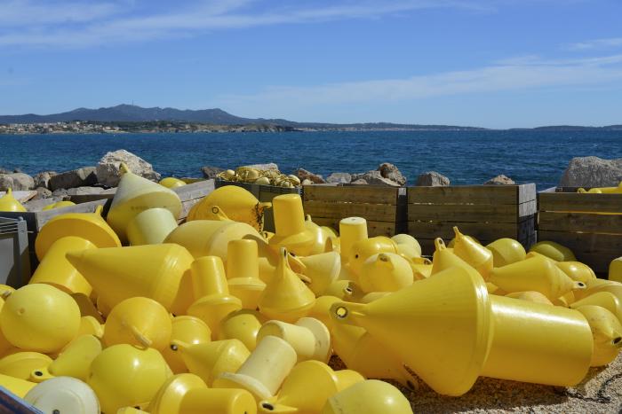 Bouées de balisage stockées sur le port de Sanary/sur/mer
