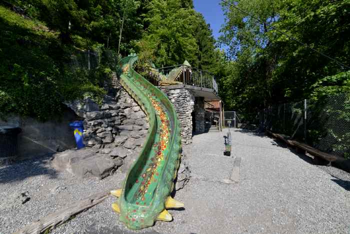 — Dragon toboggan sur une aire de Jeu - St Beatus-Höhlen — Interlaken —