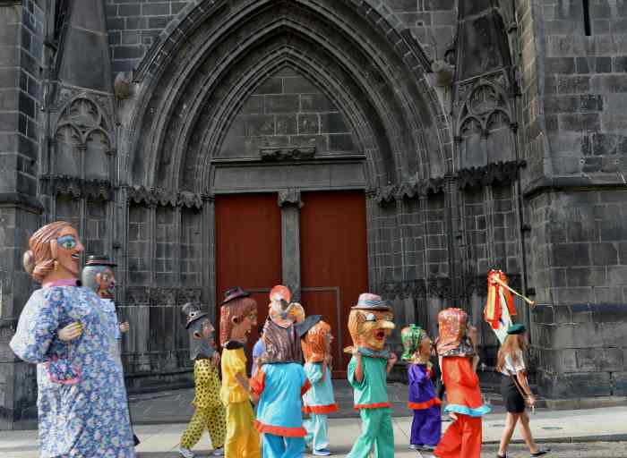 Groupe Folklorique Portugais devant la cathédrale Notre Dame de l'Assomption - Clermont-Ferrand