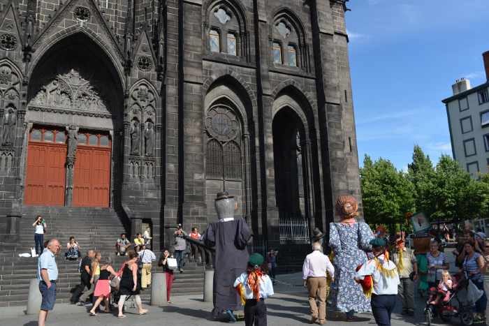 Groupe Folklorique Portugais devant la cathédrale Notre Dame de l'Assomption - Clermont-Ferrand