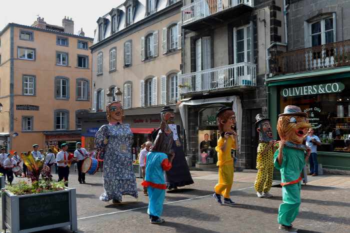 Groupe Folklorique Portugais devant la cathédrale Notre Dame de l'Assomption - Clermont-Ferrand