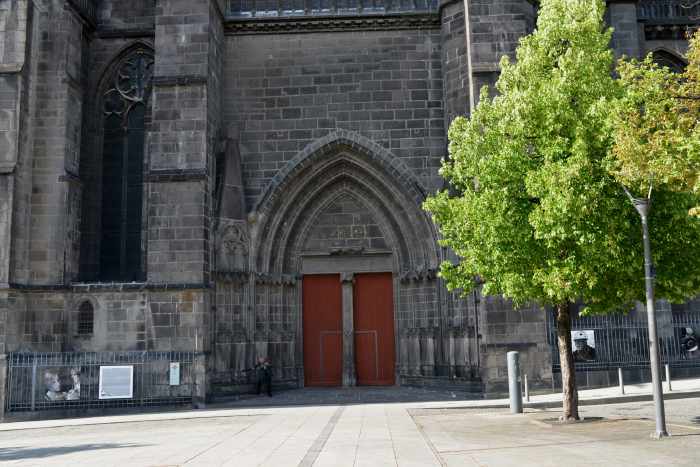 — Entrée Sud de la cathédrale Notre Dame de l'Assomption - Clermont-Ferrand —