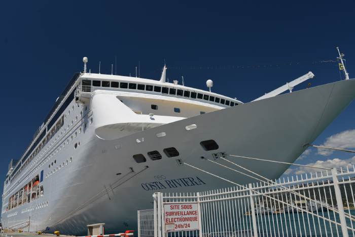 — Le "COSTA neoRIVIERA" dans la rade de Toulon - Toulon —