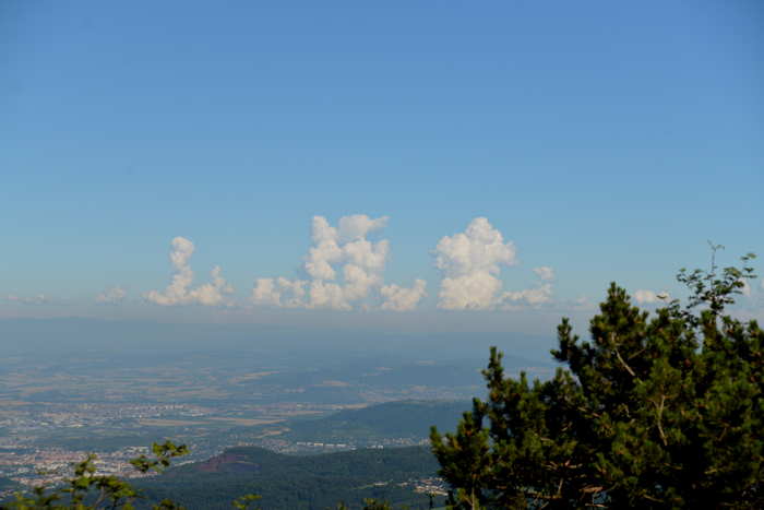 "LOL!"  — Nuages photographiés depuis la terrasse du 1911 sur le sommet du Puy-de-Dôme - Clermont-Ferrand —