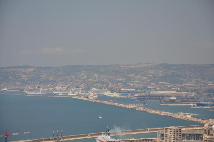 — Rade vue depuis la terrasse de la basilique "Notre Dame" de la Garde - Marseille —