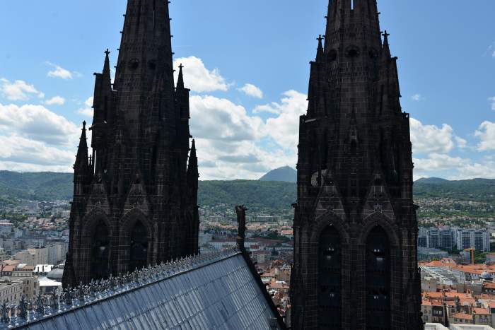 Le "Puy-de-Dôme" vu entre les deux tours de la cathédrale Notre Dame de l'Assomption - Clermont-Ferrand