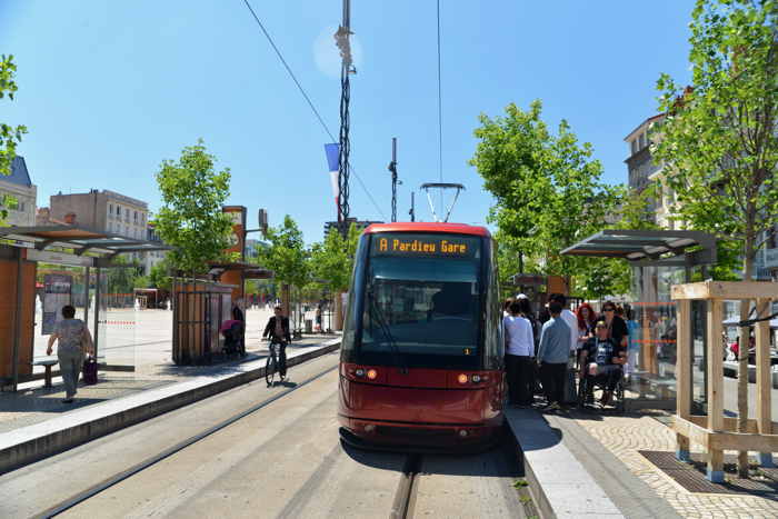 — Tramway sur la Place de Jaude — Clermont-Ferrand —