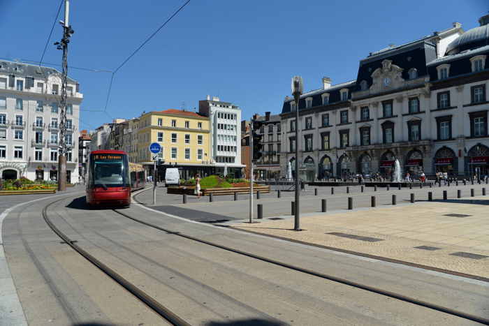 — Tramway sur la Place de Jaude — Clermont-Ferrand —