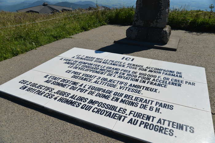 — Monument dédié au premier atterrissage sur le sommet du Puy-de-Dôme en Mars 1011 - Clermont-Ferrand —