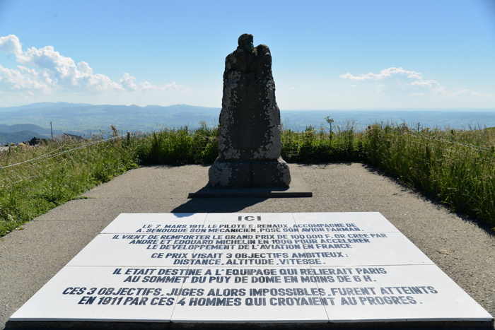 — Monument dédié au premier atterrissage sur le sommet du Puy-de-Dôme en Mars 1011 - Clermont-Ferrand —