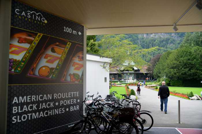 — Entrée du jardin du casino — Interlaken (CH) —