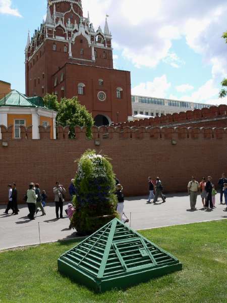 Pyramides aérateurs autour des murailles du Kremlin à Moscou