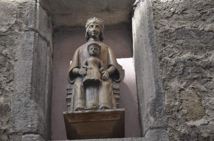 Vierge à l'enfant dans une niche murale