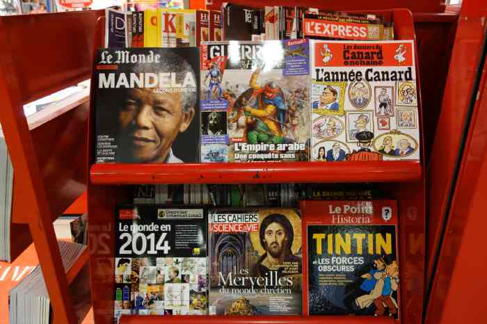 — Présentoirs de presse — Paris La Défense —