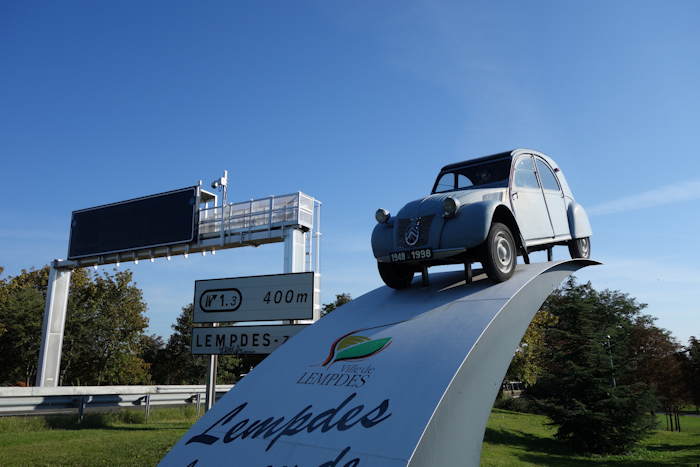 — Monument dédié à la 2 CV — Lempdes (près de Clermont-Ferrand) —