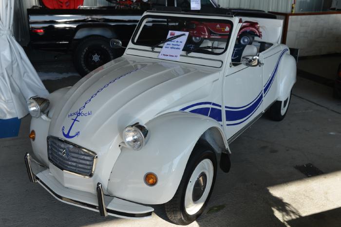 2 CV cabriolet décapotée