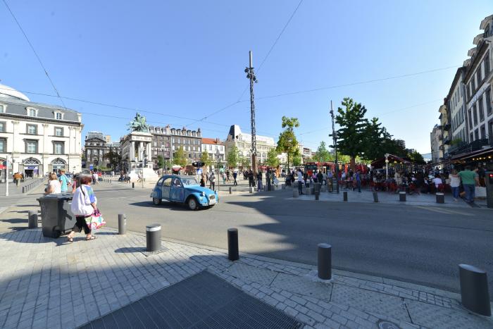 — 2 CV sur la Place de Jaude — Clermont-Ferrand —